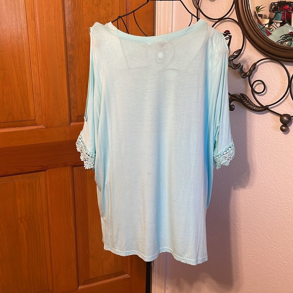 ☀️☀️☀️3 for 12$ ☀️☀️☀️Cold Shoulder Pull Over Top - Picture 7 of 10